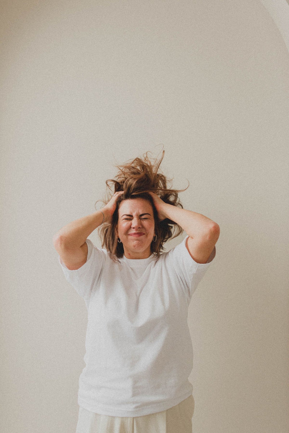 Mujer frustrada con el pelo encrespado